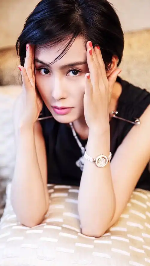 朱茵近照分享,短发造型干净利落,身材苗条瘦出骨感美!