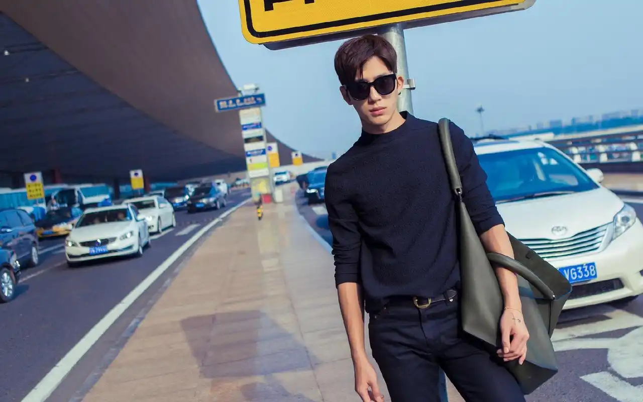 井柏然墨镜等车街拍高清电脑桌面壁纸