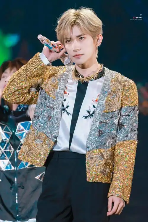 易烊千玺十稔终章皆成序##tfboys演唱会绝世大刀