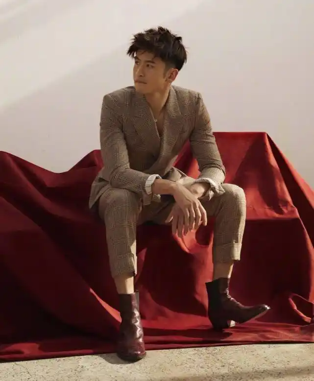 近日张云龙晒出了最新的时尚大片,只是他脚上的鞋子有点像女生穿的