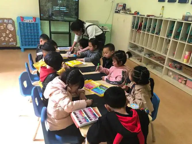 黔江睿思幼儿园大班美术课