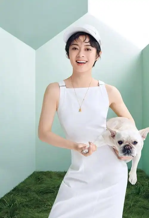 孙俪短发清新有活力,穿搭时尚气场足,结婚纪念日只求安静一天