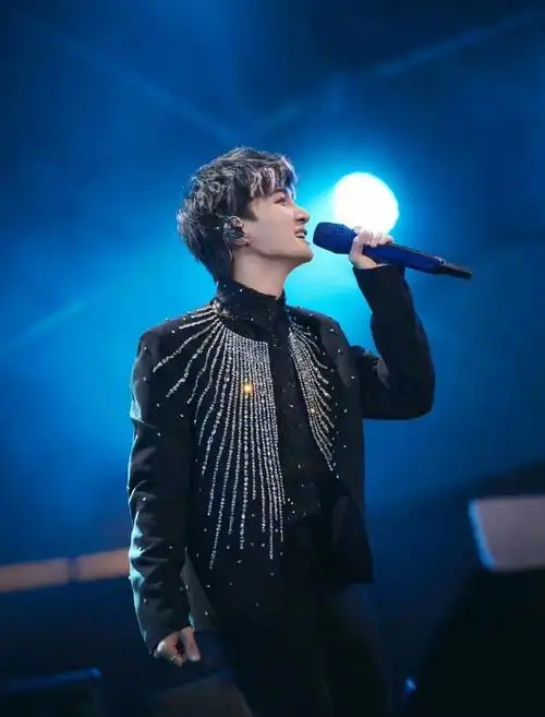 周深唱歌是老天爷追着喂饭吧##周深两个舞台反差好大