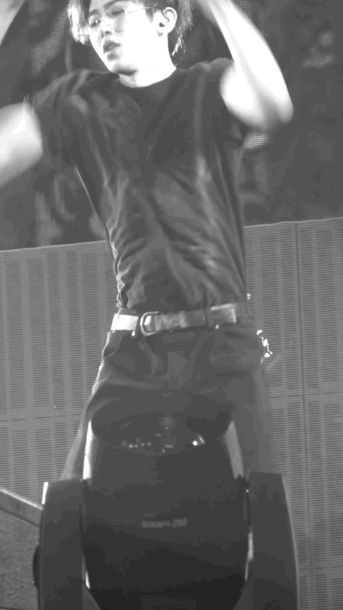 【慎入】围观了爱豆顶胯广场,一边麦艾斯一边.