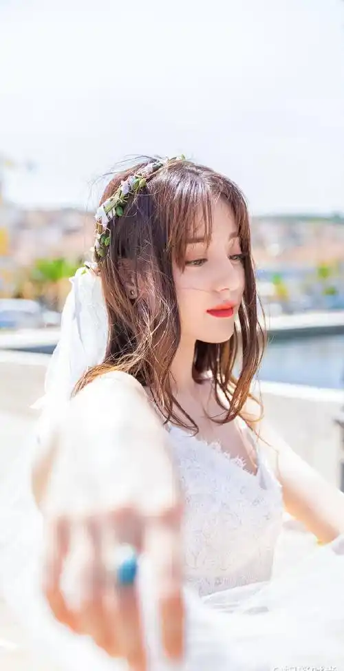 原创迪丽热巴初恋裙照流出气质清纯可人身材凹凸有致让人看不够