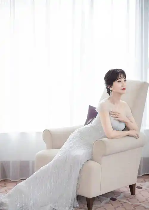 66岁赵雅芝穿粉色礼服,手持玫瑰!