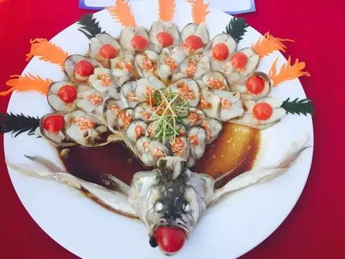 的鱼头炖筒骨比赛现场,烹饪大师们制作出的菜品既香气扑鼻又造型美观