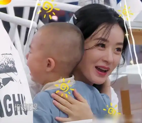 一个小男生一岁多的样子,突然间大哭,赵丽颖听到哭声,从吧台走过去