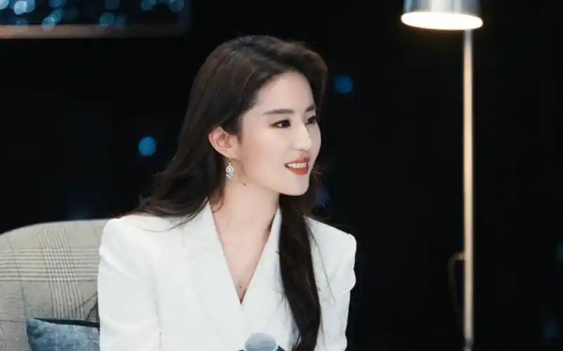 白色西服干练飒美【刘亦菲创维星河夜谈1】