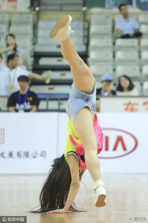 啦啦宝贝火辣助威国奥 下腰一字马动作豪放