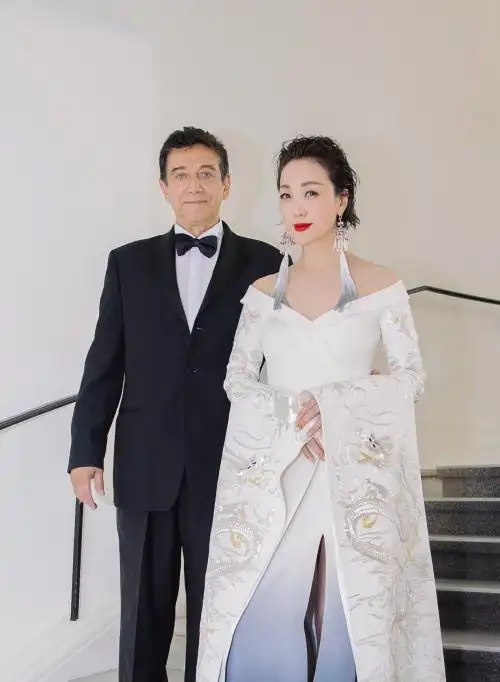 中国华服设计师熊英身着《瑞龙太极》亮相戛纳