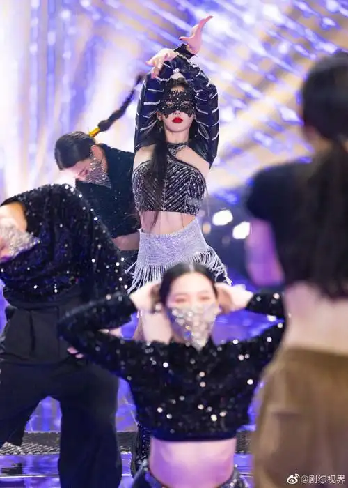 孔雪儿舞台一字马#好喜欢看孔雪儿跳舞呀,每一趴都在我的心尖画圈 ..