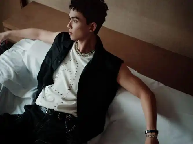 吴磊穿无袖马甲清爽帅气 肌肉线条流畅荷尔蒙拉满[9p] - 〖美图诗画