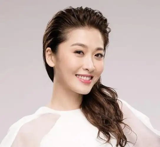 傅程鹏名流圈躺赢指南:靠老婆周丽淇撑腰,混进香港富豪派对