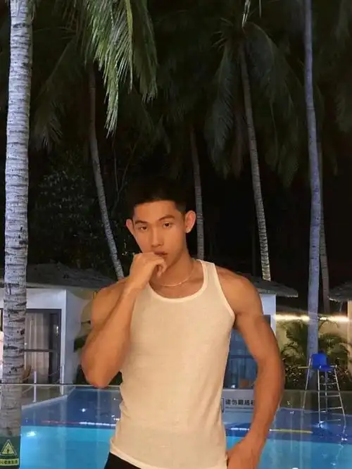 长相酷帅的男生说的就是他吧!