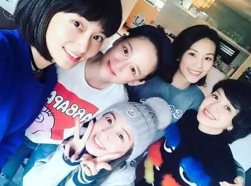 童年回忆!陈乔恩素颜合影"七朵花"队友