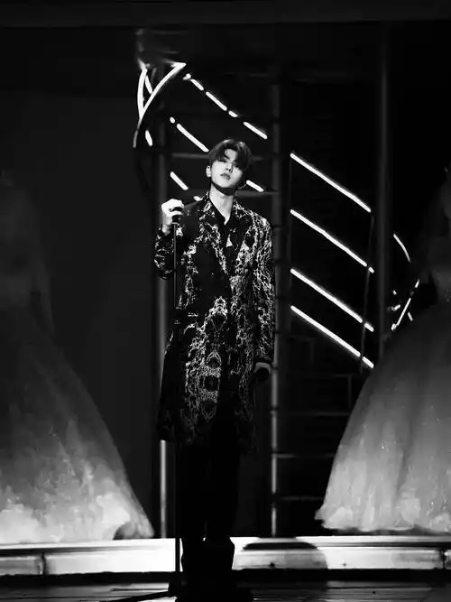 黄明昊地下车库帅照,蔡徐坤氛围感大片出炉,你有被谁帅到?