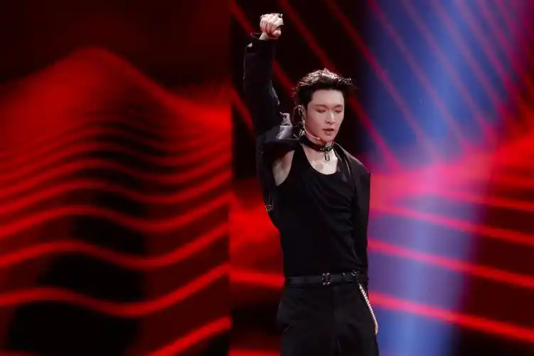 张艺兴莲首舞台惊艳上线