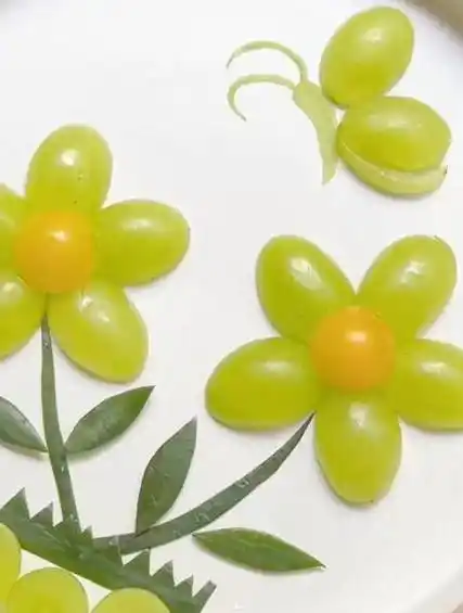 简单的青提花摆盘又一款水果花摆盘来啦