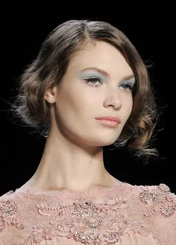 欧美女士个性复古卷发图片尽显成熟娇媚女人味