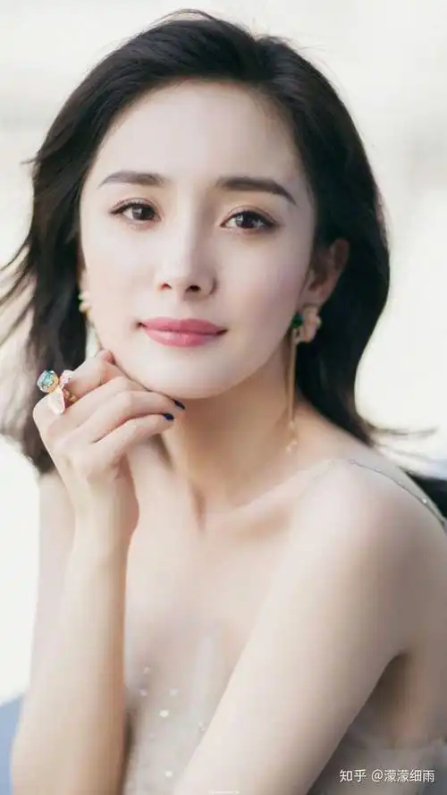 颜值:两个人五官有个共同缺陷就是嘴巴不好看,石原嘴巴没有型,杨幂