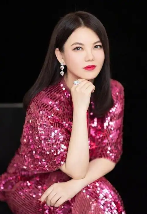 李湘为什么这么有钱?翻看她的履历,才发现她的钱是哪里来的了
