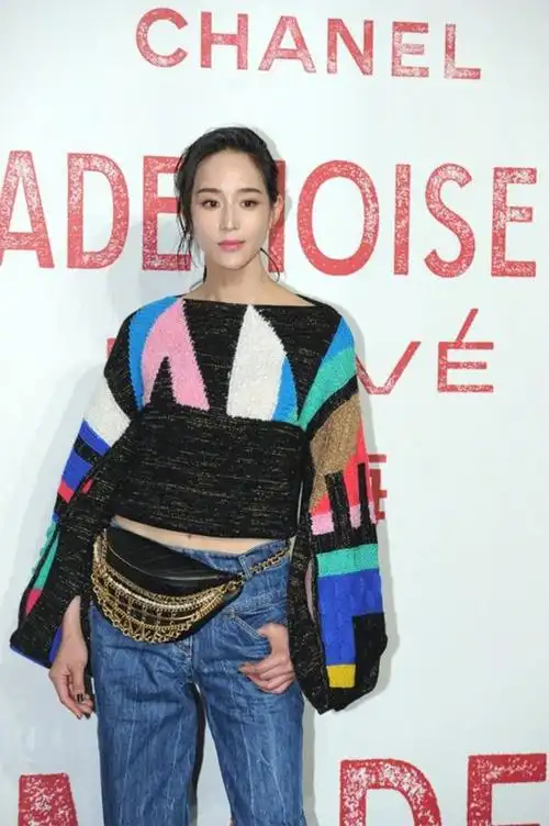 张钧甯机场look好高级黑色长款西装配马丁靴齐刘海好减龄