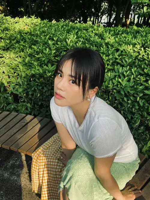 马思纯夏日氧气随拍##马思纯短发白裙造型