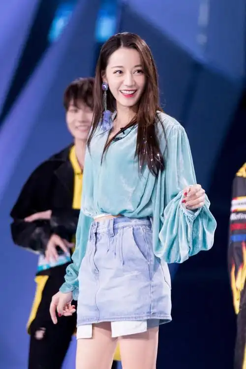 迪丽热巴成创造营2019女颜值担当丝绒配短裙眼神会放电