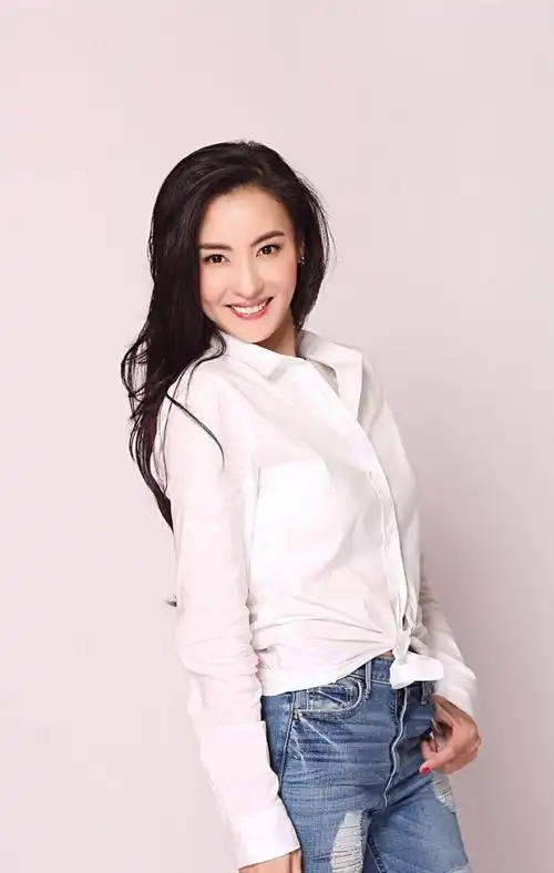 张柏芝18岁的时候有多美?曾经的青涩照流出,简直能迷晕众男粉!