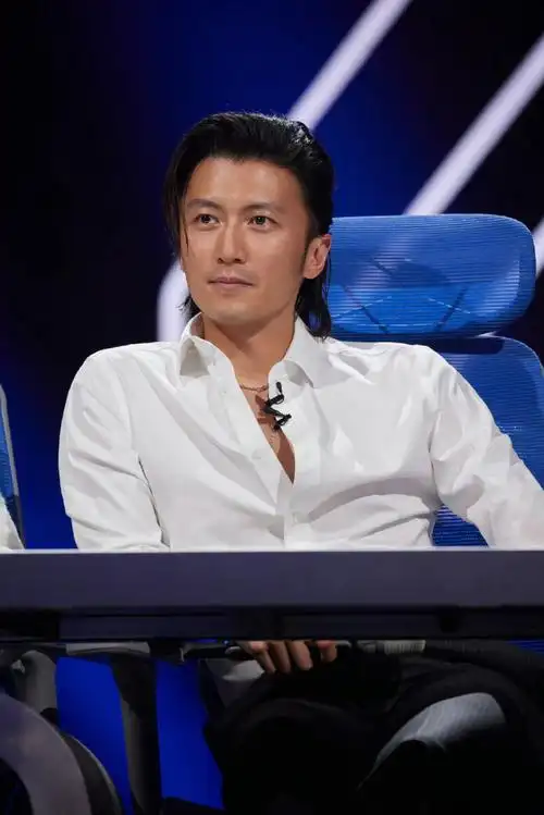 今天是锋味派#还有人没看到谢霆锋的这个造型吗,他简直是不要太帅了!