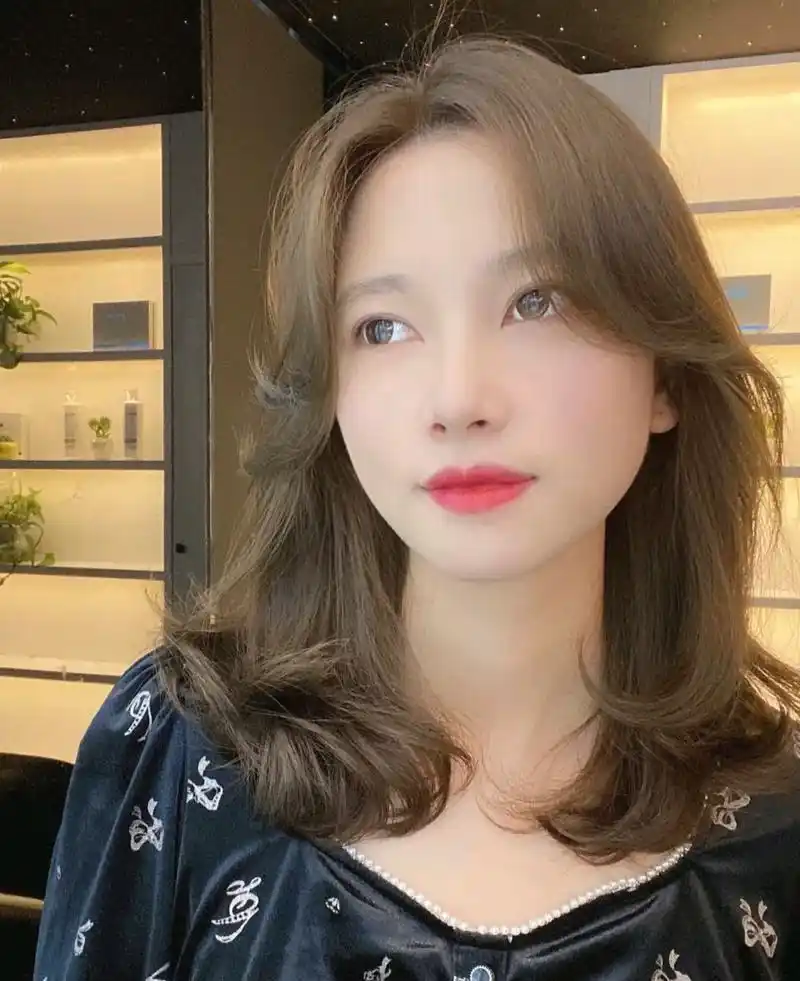 35岁的女人适合烫什么发型?试试今年流行的"锁骨烫",气质优雅