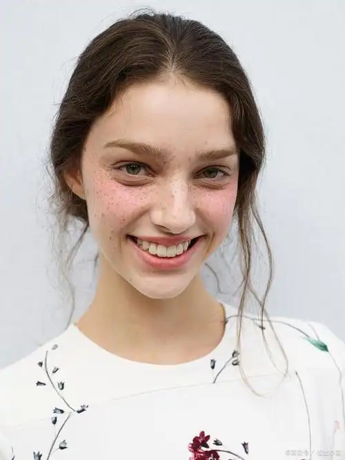 让明星们都上头的雀斑妆原来这么受欢迎