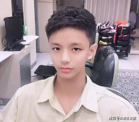 长相普通的男生可以尝试这4款新潮发型剪完提升颜值更加帅气