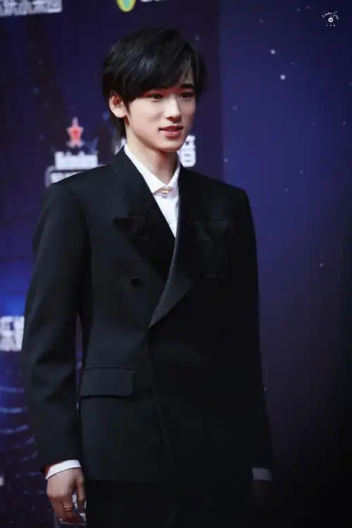 宋亚轩 tmea腾讯音乐娱乐盛典##时代少年团tmea西装造型