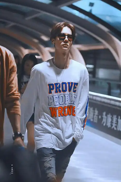 考古王一博  墨镜一戴谁也不爱～#王一博