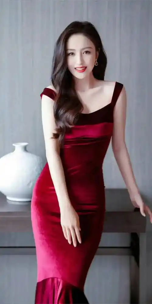 佟丽娅拥有如天鹅般的纤长颈项,高挺的鼻梁,勾勒出完美的五官轮廓 –