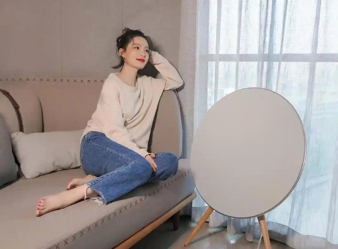 李沁 美脚丫 皮肤白皙细腻真让人羡慕!