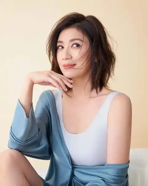 48岁贾静雯分享健身美照,身材火辣女人味十足,练习弹跳床很卖力