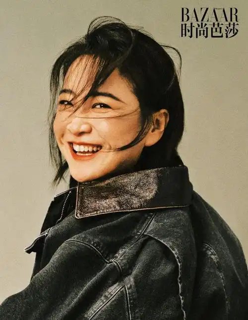 42岁贾玲首登《时尚芭莎》封面,穿热裤大秀美腿,侧颜