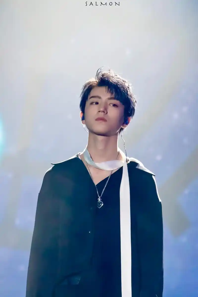 王俊凯《意外》舞台简析:倔强的男孩,为何不说实话?