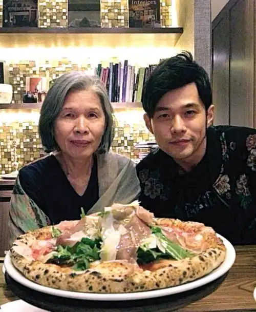 周杰伦晒母亲国外生活照穿着时尚显年轻儿子身家丰厚不差钱