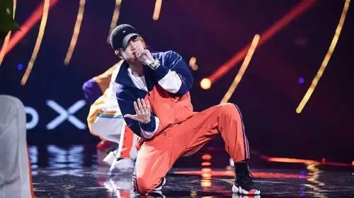 连续两天热搜第一名宝藏男孩王嘉尔终究还是藏不住了