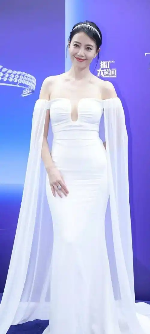 高圆圆性感写真露肩深v白裙,优雅惊艳如女神,打造王冠绮梦_品牌_白色