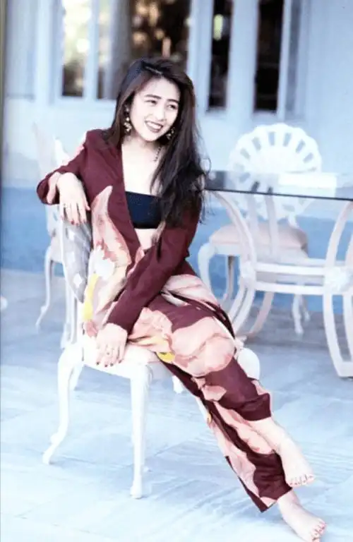 工藤静香真有51岁牛仔裤配小白鞋显减龄街头手拿冰淇淋像女孩