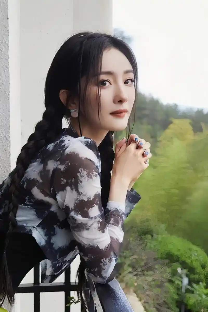 杨幂今日份六宫图随拍,双马尾麻花辫的幂,侧颜好漂亮