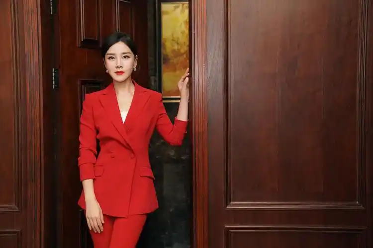 何琳御姐风写真发布 俊逸高级气场全开