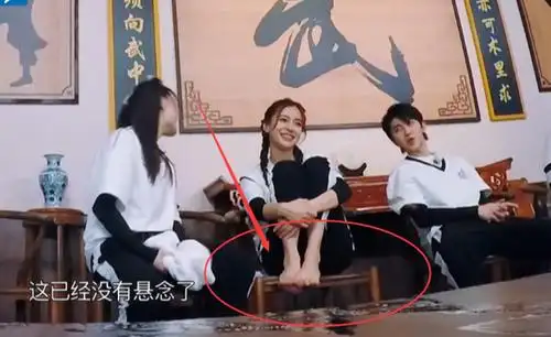 baby脱鞋光脚踩凳子上谁注意旁边金靖蔡徐坤的表情太真实了