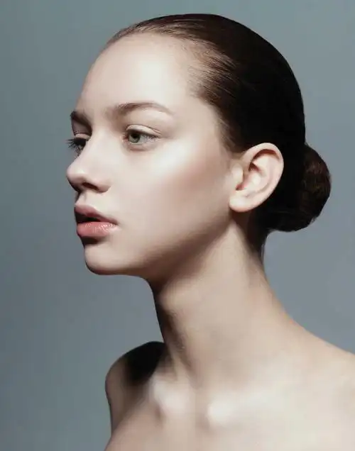 有白皙皮肤的美女