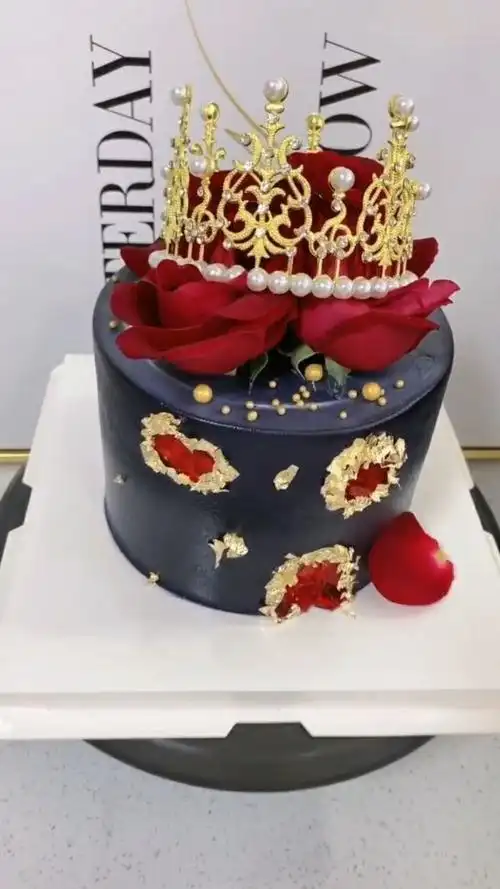 这个是黑色的玫瑰皇冠蛋糕,适合送给女王范的女生